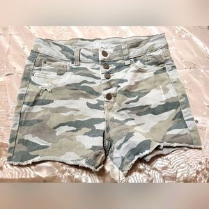 WOMEN'S CAMOUFLAGE SHORTS